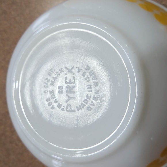 Vintage 2 Pyrex 1.5 Qt Yellow Dot Mixing Bowls!!! - Picture 8 of 17
